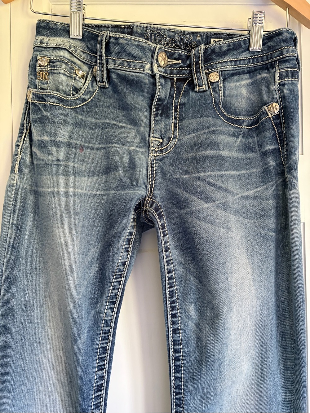 Miss Me Mid Rise Light Blue Straight Leg Jeans Sz 27 Embellishments on Pockets - Picture 2 of 12